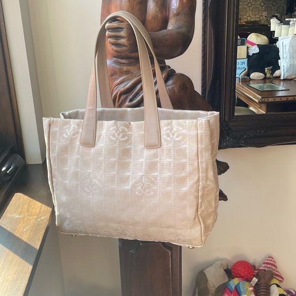 Beautiful Chanel nylon and leather tote bag - Picture 2 of 11